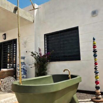 Gardentub olive green with gold accessoires in Spanish garden