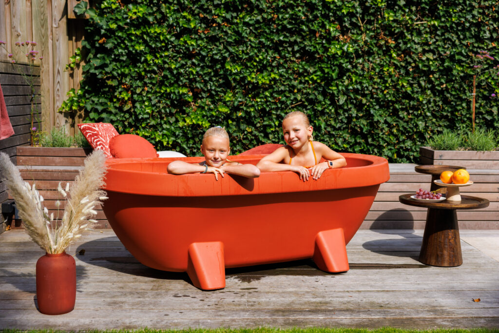 Bañera de terracota con niños jugando