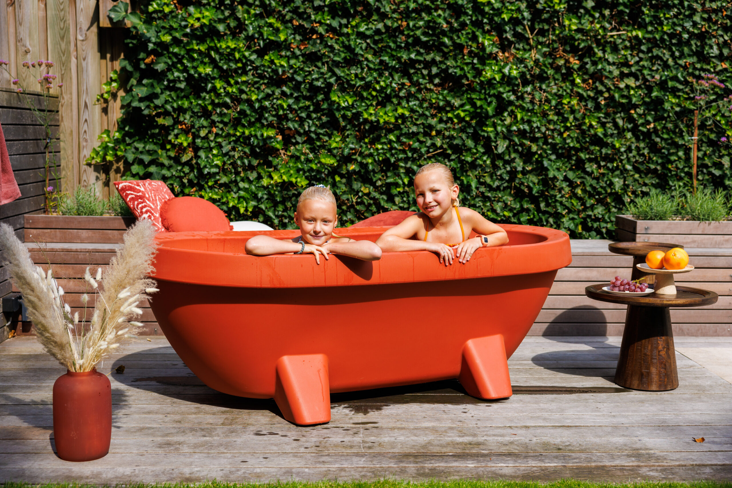 Auralis Living Gardentub terracotta kids playing