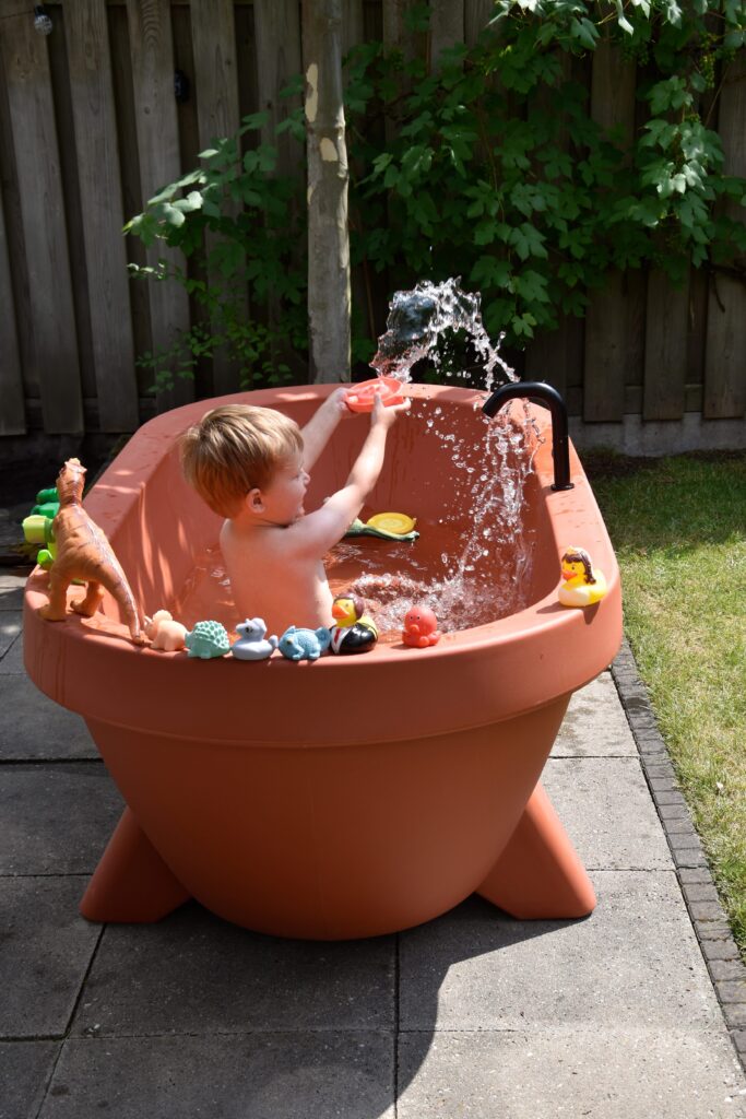 Auralis Living Gardentub terracotta kid playing