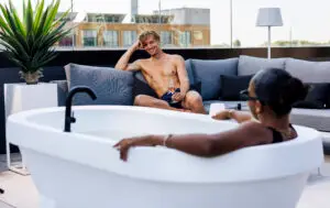 Auralis Living white Gardentub with 2 people enjoying