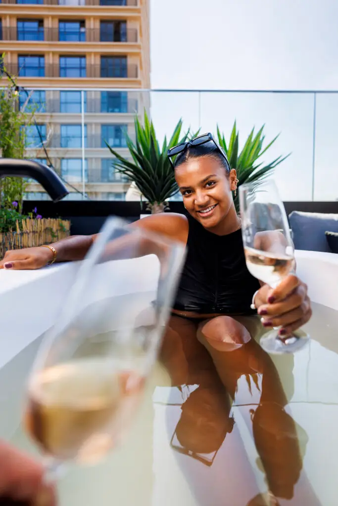 Auralis Living Gardentub white cheers