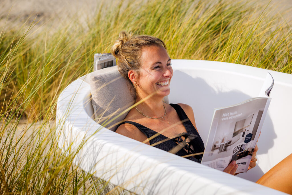 Bañera blanca Gardentub con cojín Gardentub en la playa
