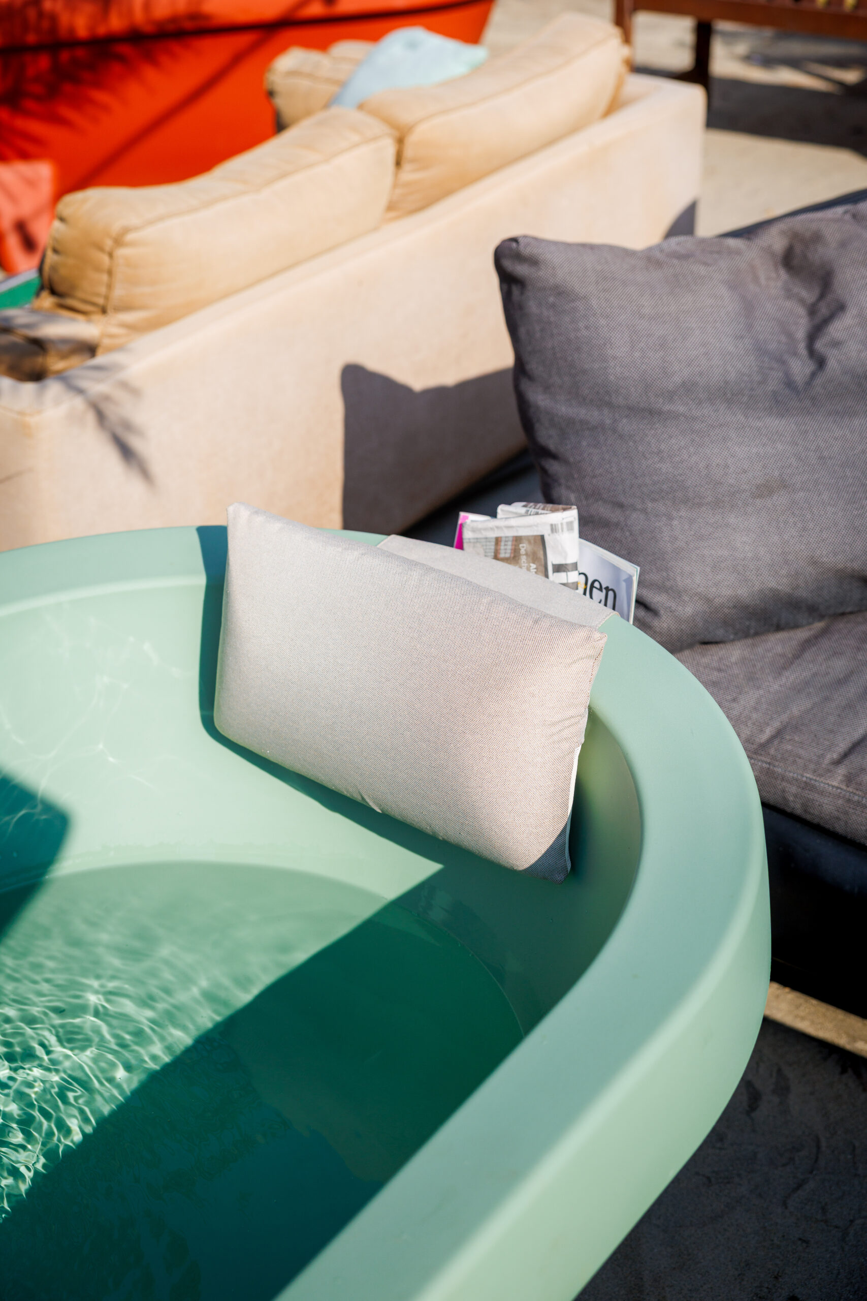 Gardentub Cushion with storage pocket for magazine and sunscreen